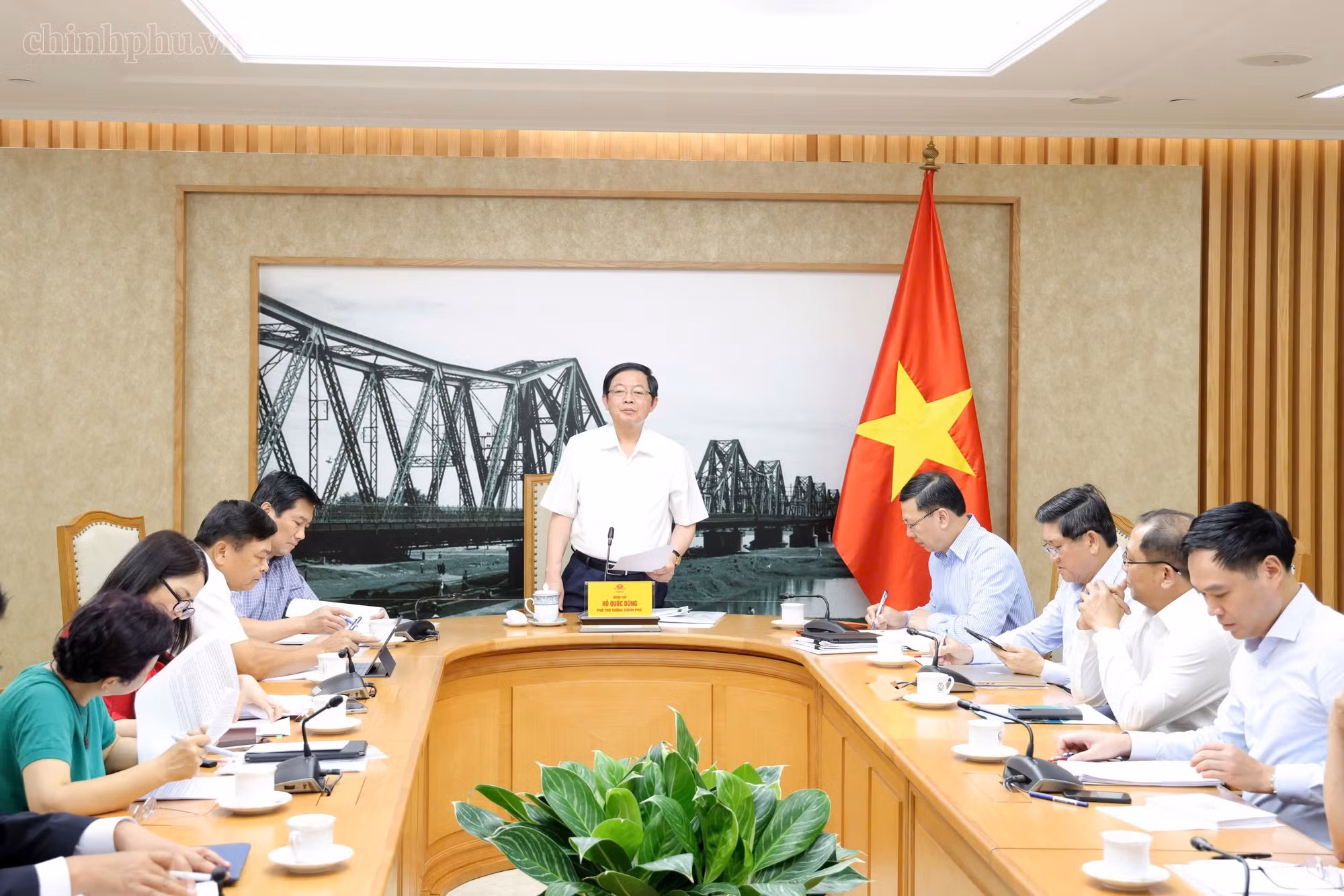 Phó Thủ tướng Hồ Quốc Dũng chủ trì cuộc họp về dự án "Trạm bơm nước thô vùng Tây Nam sông Hậu và Hệ thống tuyến ống truyền tải". Ảnh: chinhphu.vn