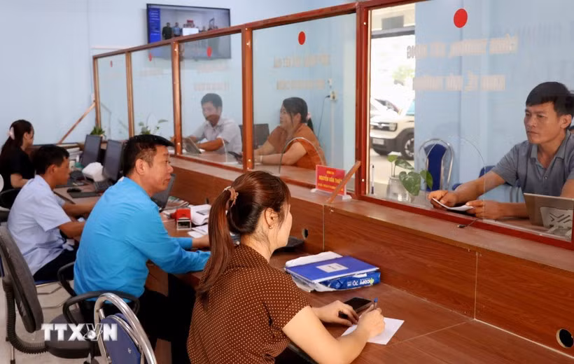 Cán bộ Trung tâm Phục vụ hành chính công xã Lao Chải (Tuyên Quang) hướng dẫn, giải quyết thủ tục hành chính cho người dân. Ảnh minh họa: Đức Thọ/TTXVN)