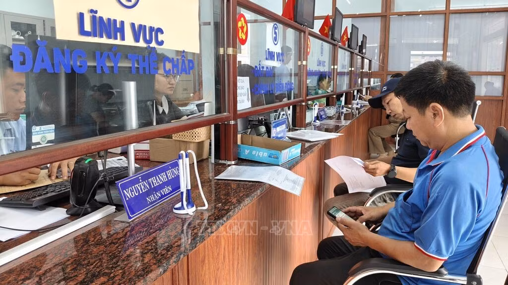 Người dân thực hiện thủ tục hành chính tại Trung tâm Phục vụ hành chính công xã Nha Bích. Ảnh minh họa: K GỬIH/TTXVN
