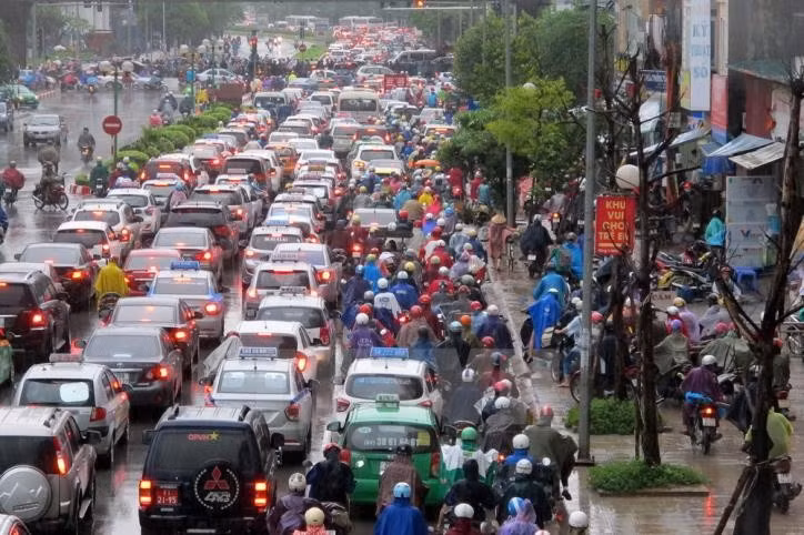 Cảnh ùn tắc giao thông trên phố Lê Văn Lương (Hà Nội). Ảnh tư liệu: TTXVN