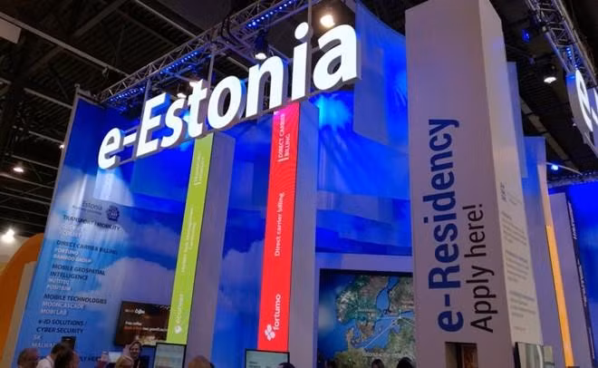 Công dân Estonia có thể xử lý hầu hết dịch vụ công cần thiết ngay tại nhà bất kỳ lúc nào. Trừ việc kết hôn, ly hôn, mua bán bất động sản là các ngoại lệ cần xuất hiện. Họ có thể truy cập dữ liệu y tế, trả thuế qua mạng. Hơn 85% trường học dùng hệ thống e-School và tài liệu học tập điện tử. Ảnh: mst.gov.vn