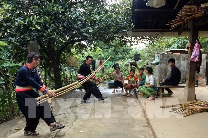 Nghệ nhân truyền dạy điệu múa khèn cho thế hệ sau. Ảnh: Phan Tuấn Anh/TTXVN