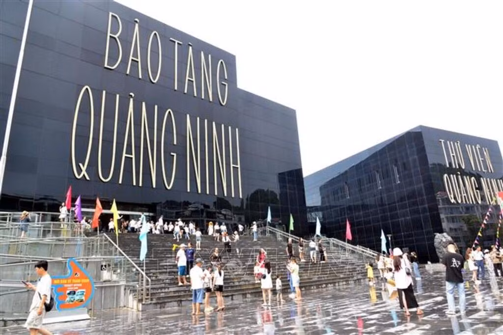 Khách tham quan Bảo tàng tỉnh Quảng Ninh. Ảnh tư liệu: Thanh Vân/TTXVN