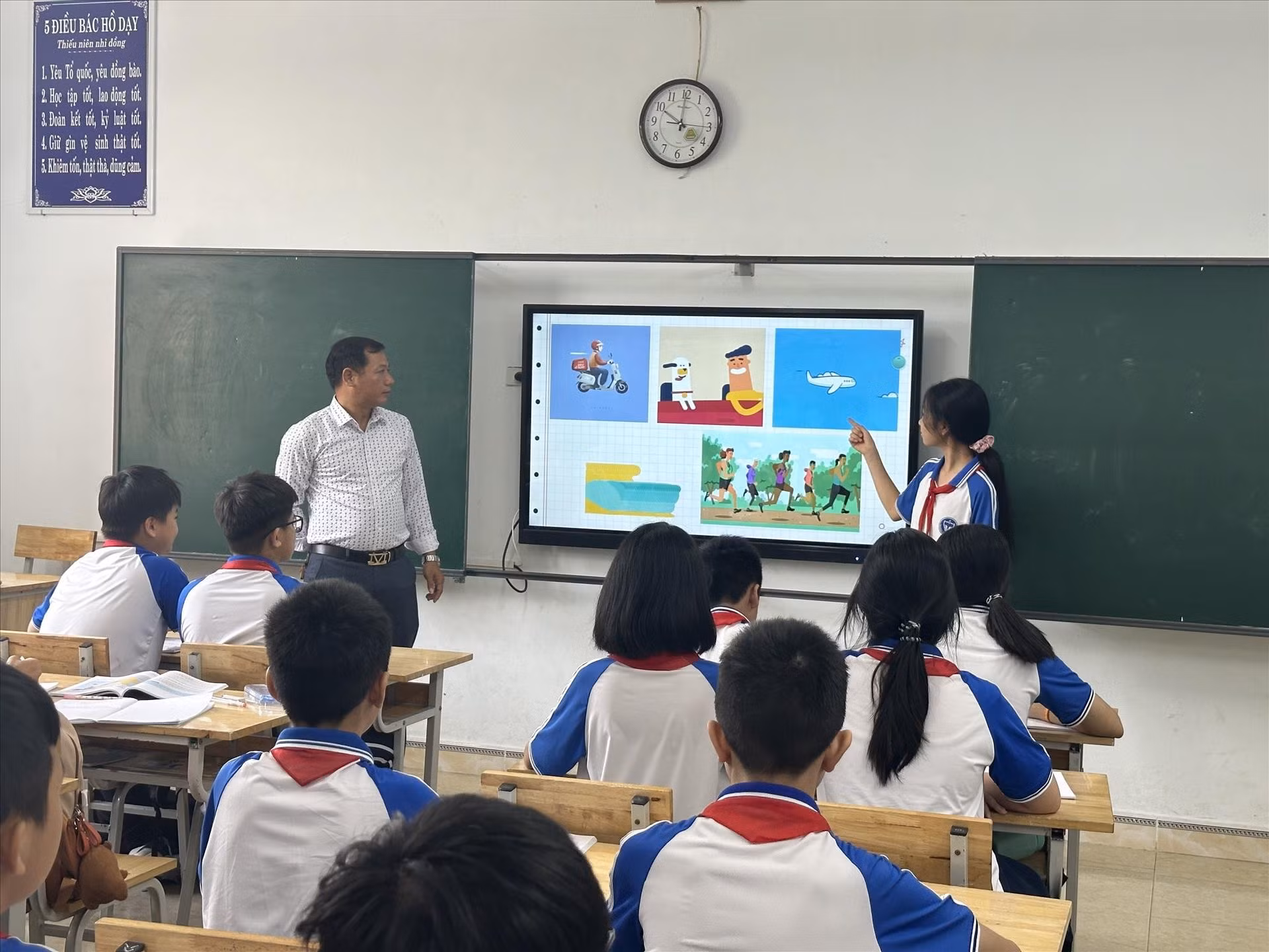 Giáo viên Trường THCS Vĩnh Tường ứng dụng công nghệ thông tin giảng dạy giúp học sinh dễ tiếp thu kiến thức bài học. Ảnh tư liệu: Nguyễn Thảo/TTXVN