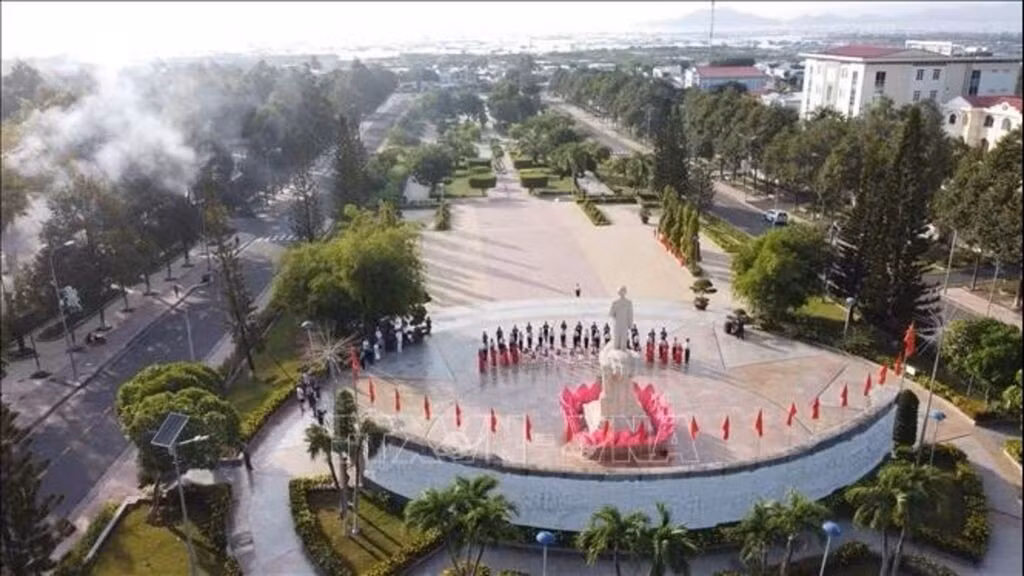 Không gian Tượng đài Chủ tịch Hồ Chí Minh gắn với dấu ấn lịch sử Bác Hồ đến vịnh Cam Ranh ngày 18/10/1946 góp phần gìn giữ, lan tỏa những giá trị lịch sử, giáo dục truyền thống yêu nước cho thế hệ trẻ. Ảnh: Đặng Tuấn/TTXVN