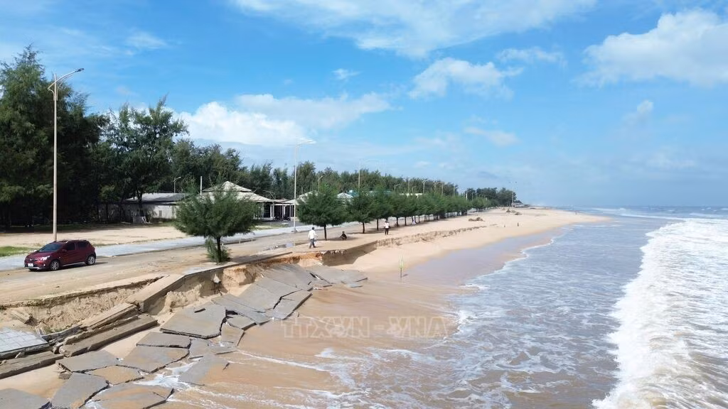 Sống ở ven những dòng sông thường xuyên bị sạt lở do chịu tác động của mưa lũ, hay bên bờ biển đối mặt với tình trạng xâm thực, nhiều hộ dân ở thành phố Huế luôn canh cánh nỗi lo trong cao điểm mùa mưa lũ từ tháng 10 - 11. Ảnh tư liệu - minh họa: Mai Trang/TTXVN