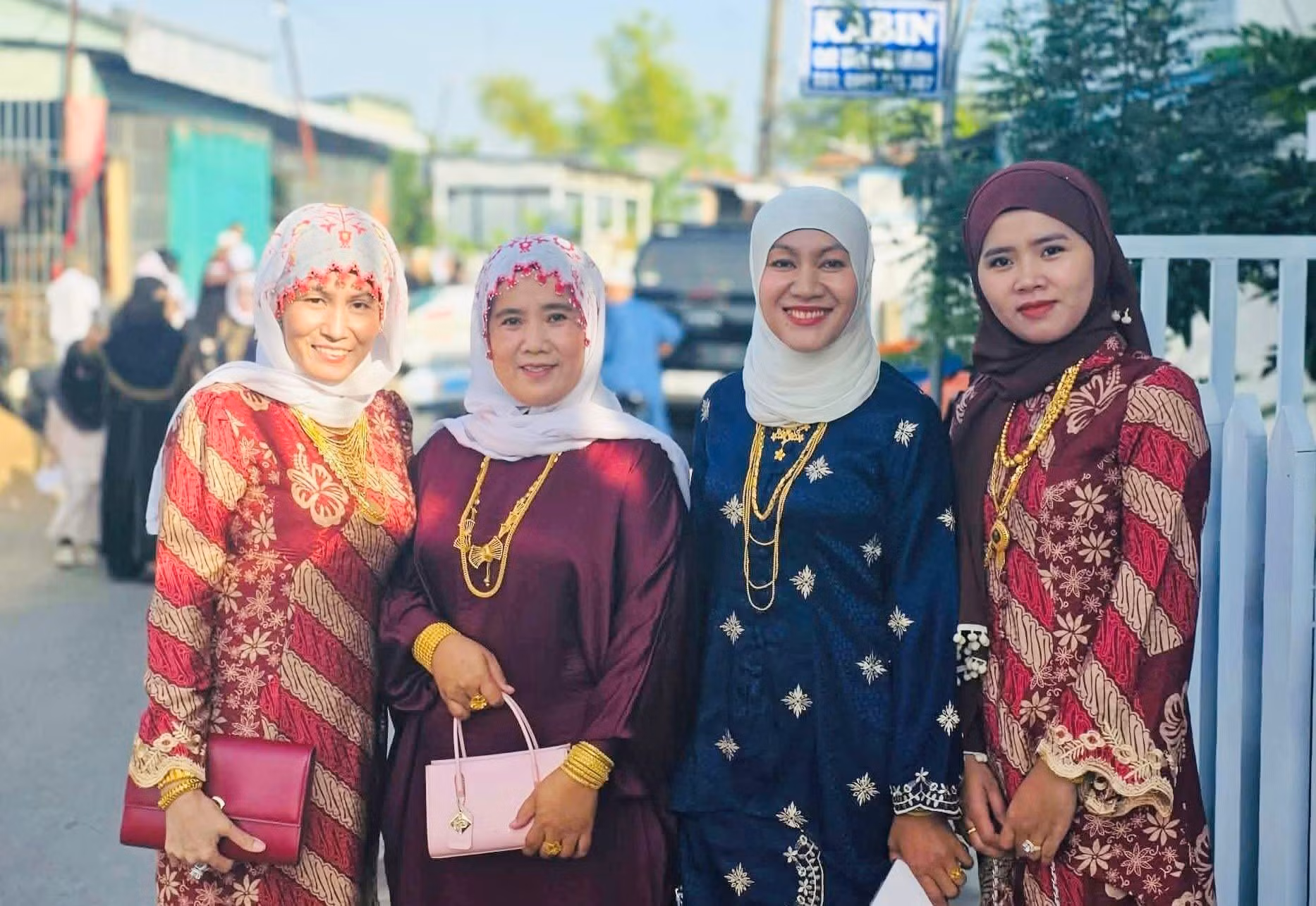 Phụ nữ dân tộc Chăm ở làng Chăm Châu Phong (xã Châu Phong, tỉnh An Giang) rạng rỡ trong trang phục truyền thống tham dự lễ cưới.