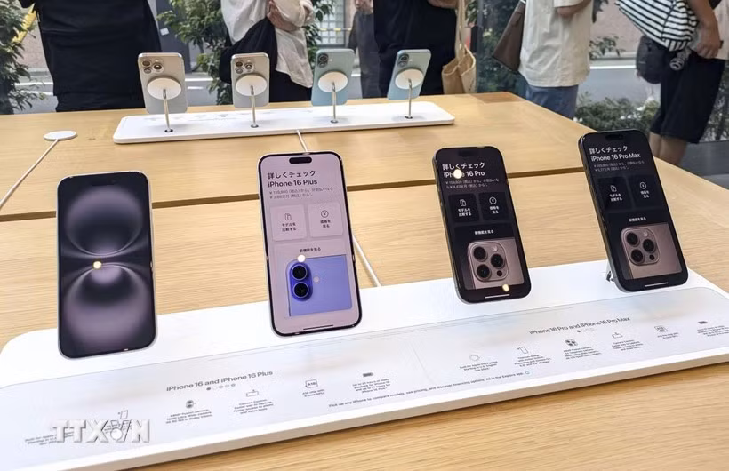 Điện thoại iPhone của Apple được trưng bày tại đại lý bán lẻ ở Tokyo, Nhật Bản. Ảnh: Kyodo/TTXVN