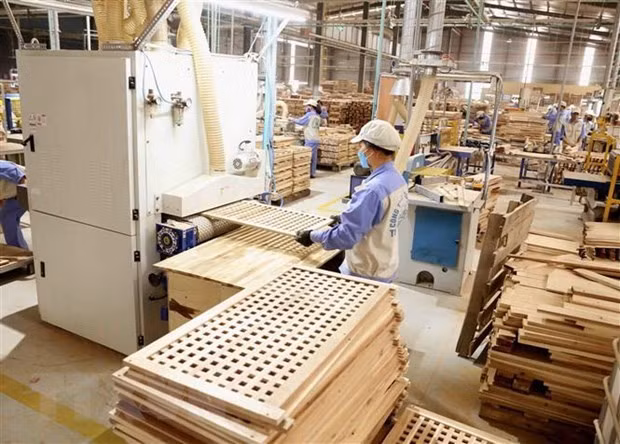 Công ty Cổ phần WOODSLAND Tuyên Quang sản xuất đồ gỗ xuất khẩu. Ảnh tư liệu - minh họa: TTXVN