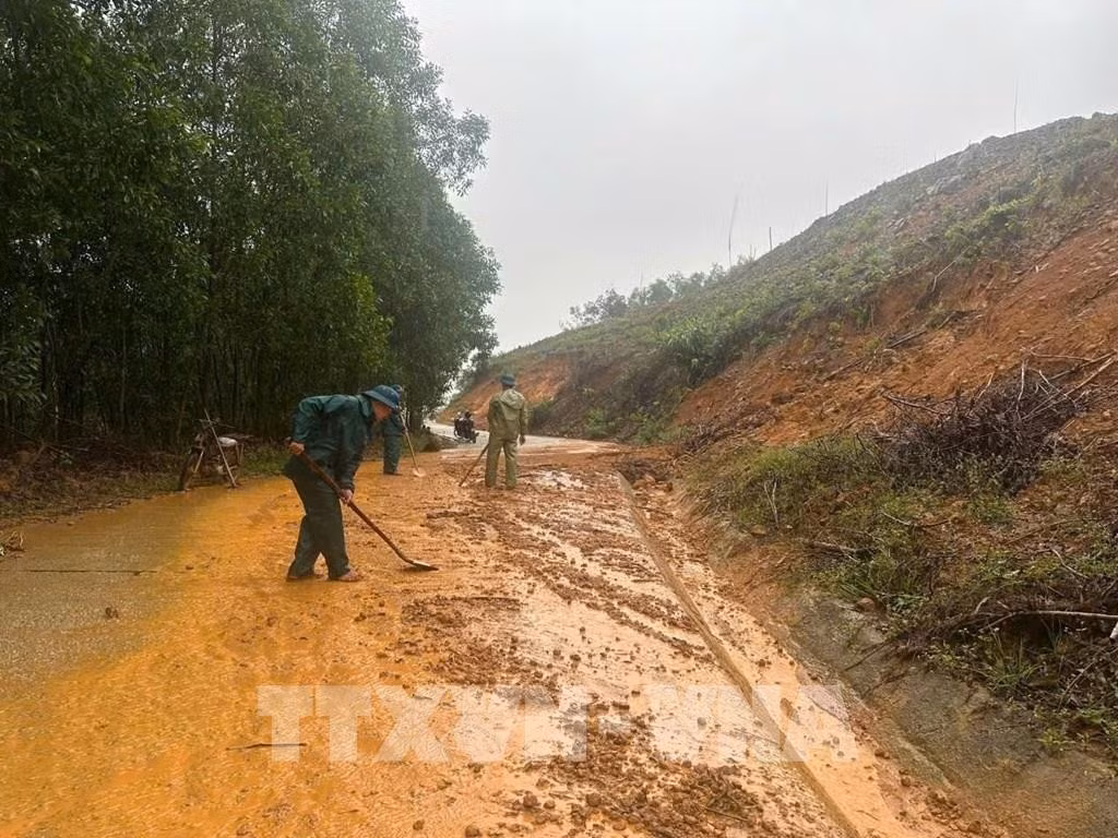 Lực lượng vũ trang thành phố Đà Nẵng khắc phục các điểm sạt lở do mưa lớn gây ra trên địa bàn. Ảnh tư liệu: TTXVN phát