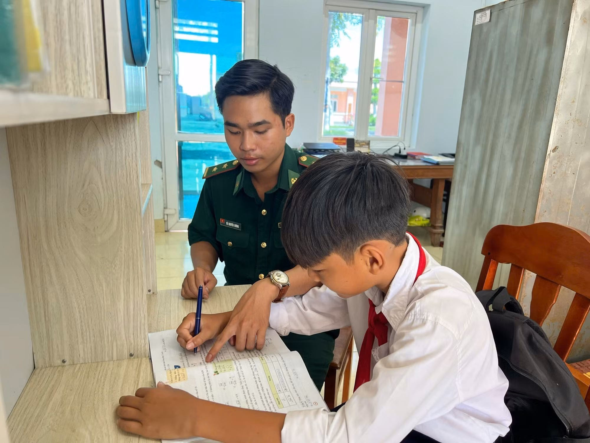 Em Nguyễn Thái Biển, xã Thới Thuận, tỉnh Vĩnh Long, con nuôi Đồn Biên phòng Cửa khẩu Cảng Giao Long được hỗ trợ học tập từ chiến sĩ biên phòng.