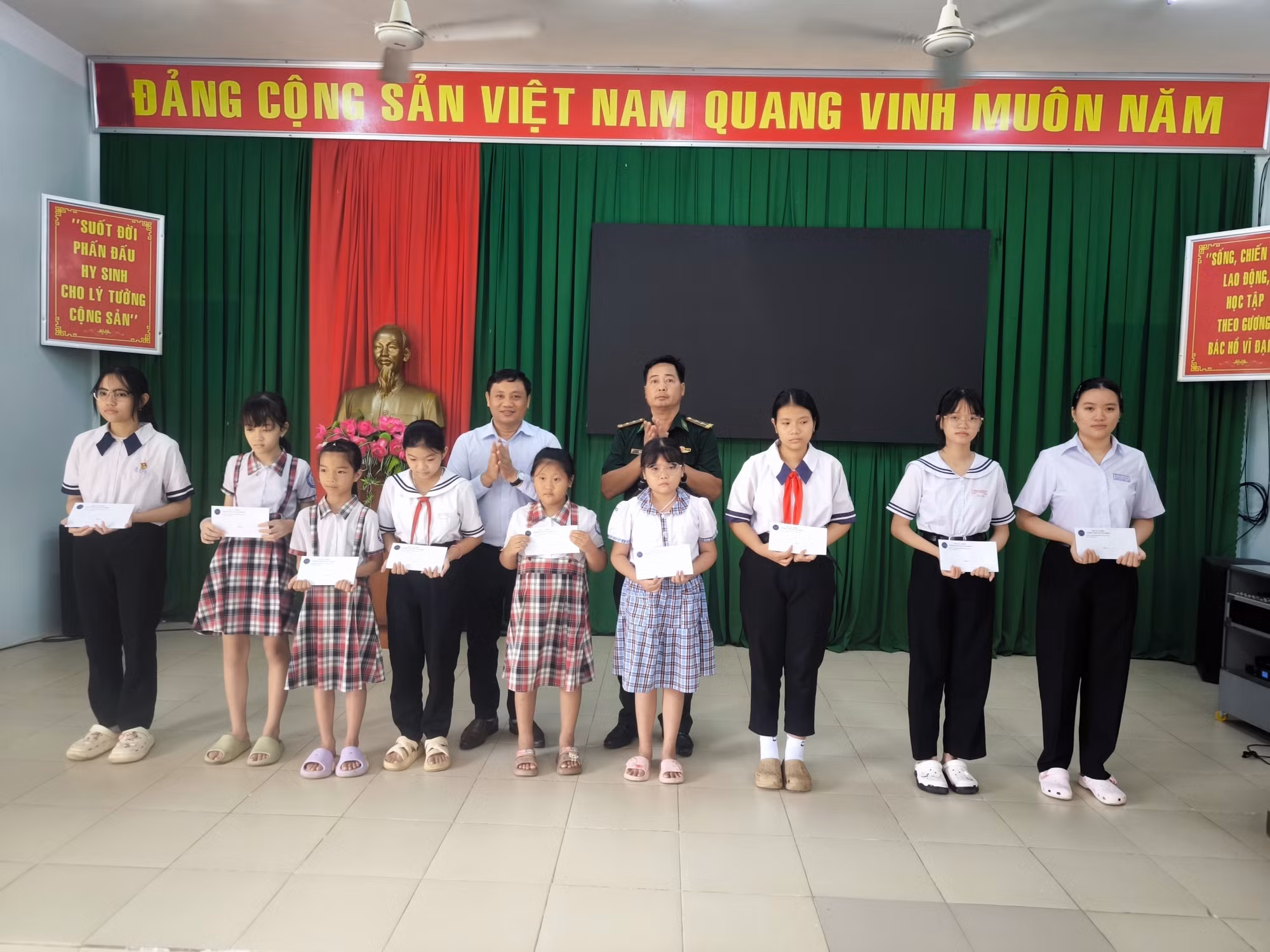 Đồn Biên phòng Hàm Luông tặng học bổng cho các học sinh vào năm học mới.