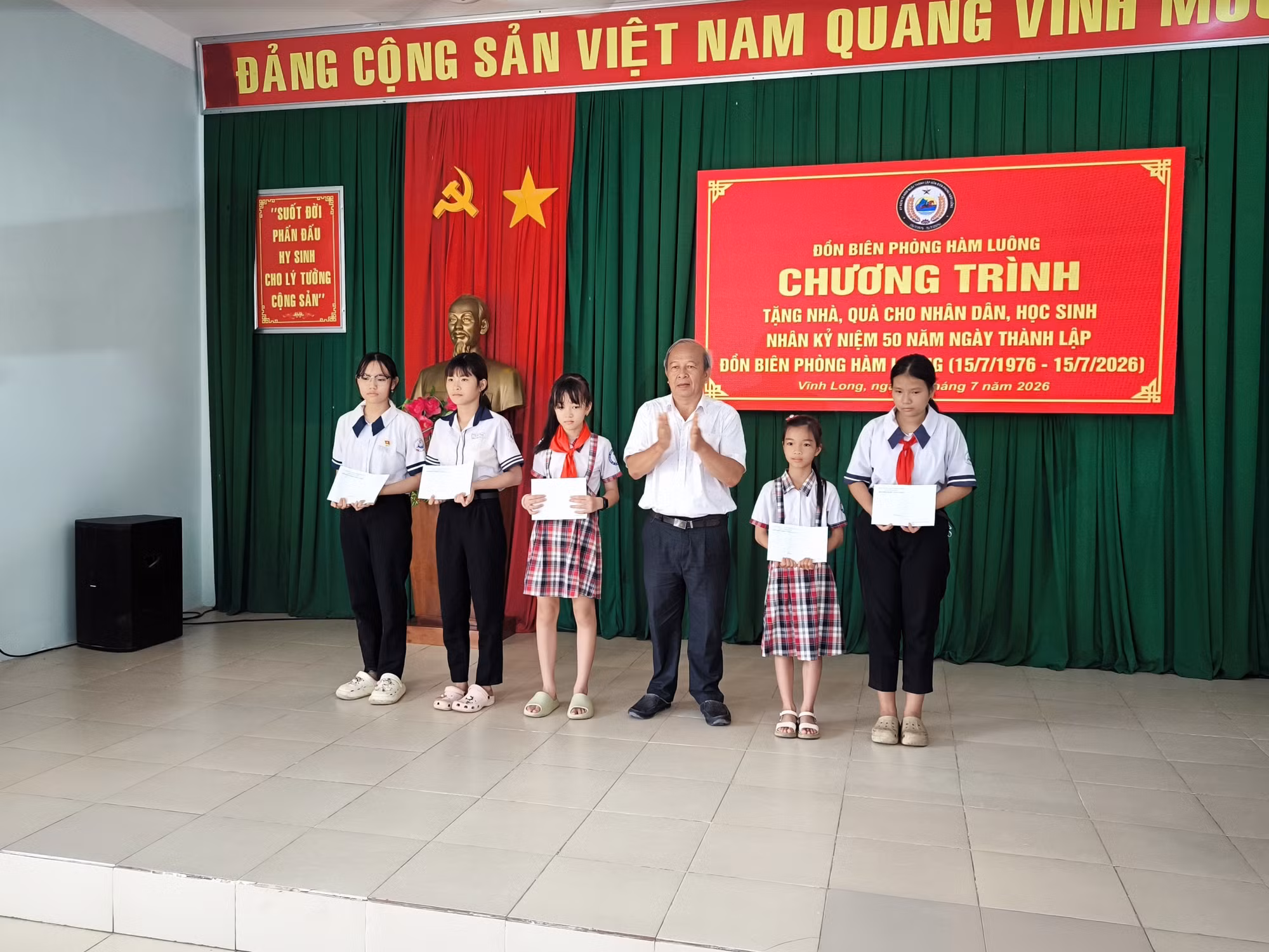 Đồn Biên phòng Hàm Luông tặng học bổng cho học sinh thuộc chương trình "Nâng bước em tới trường".