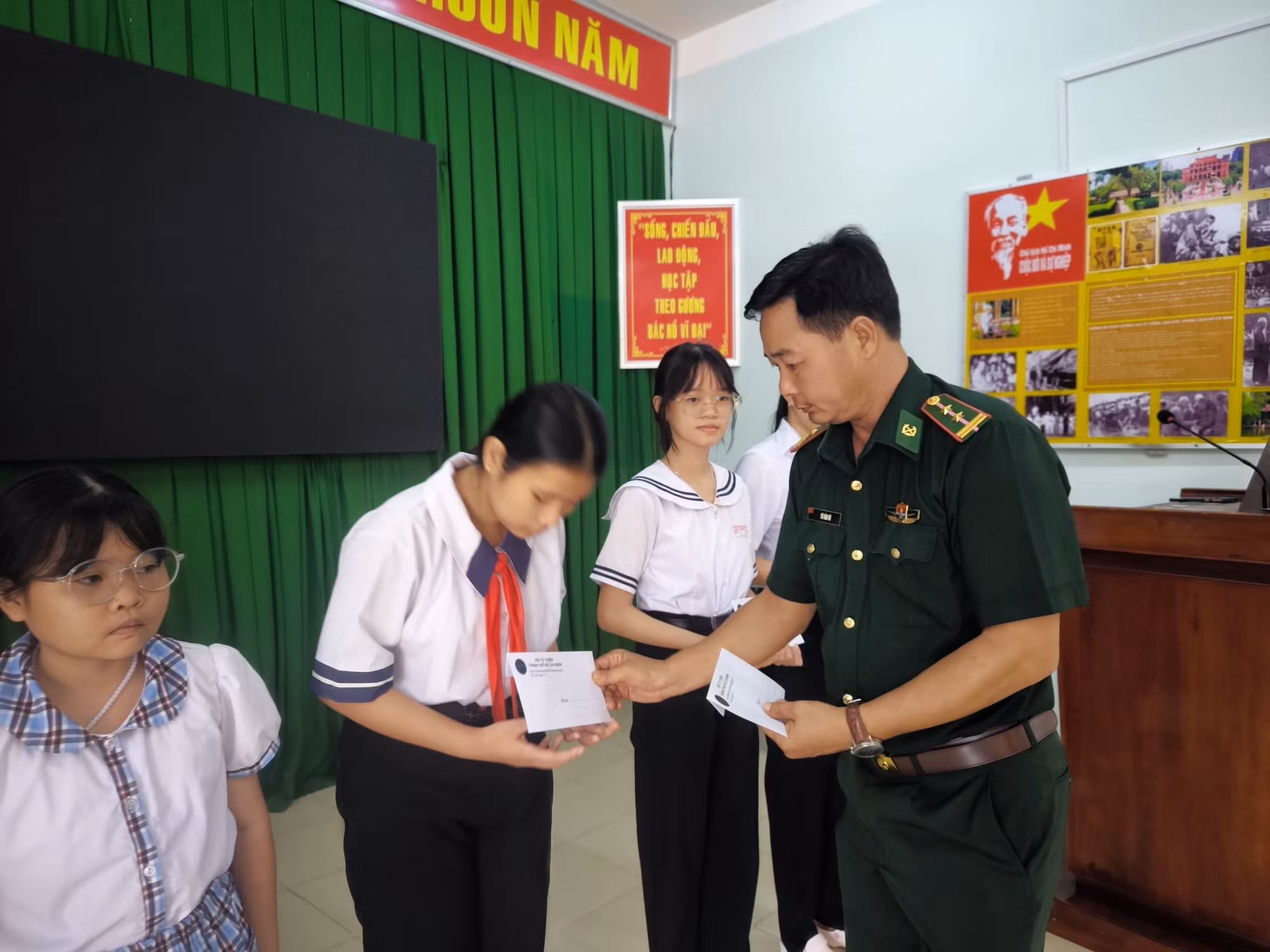Đồn Biên phòng Hàm Luông tặng học bổng cho học sinh vào năm học mới.