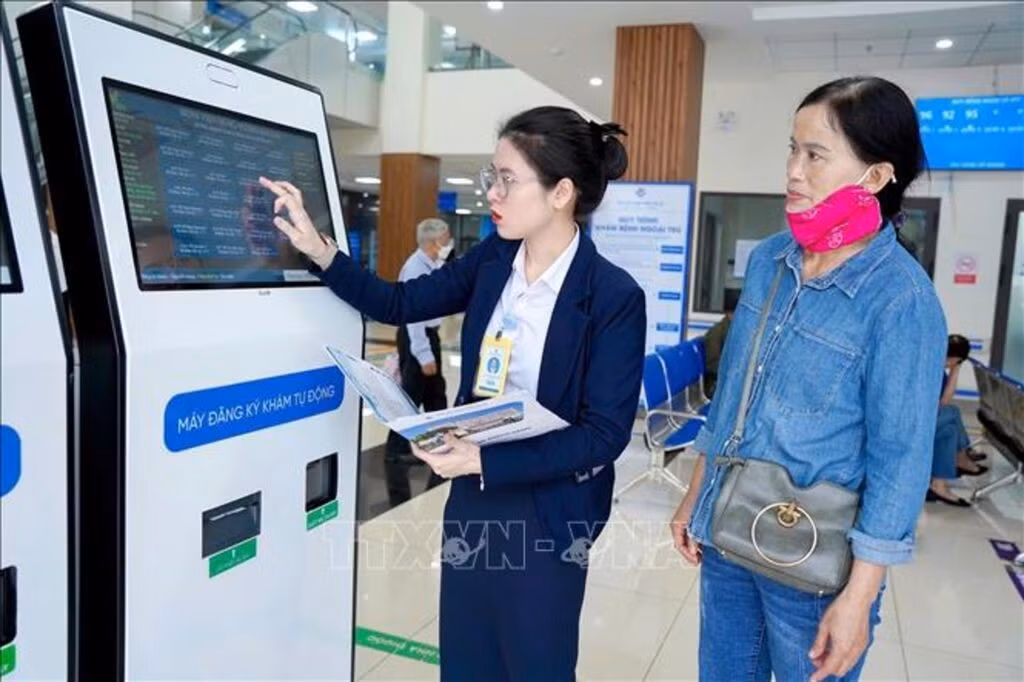 Những ki-ốt thông minh được đặt tại các cơ sở khám chữa bệnh hỗ trợ đắc lực cho cán bộ, nhân viên y tế Bệnh viện Hùng Vương Gia Lai trong công tác phục vụ, chăm sóc người dân đến khám, chữa bệnh. Ảnh: Quang Thái/TTXVN