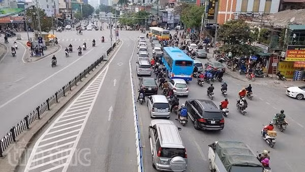 Có dải phân cách cứng vẫn 'vô tư' chiếm làn xe buýt nhanh ảnh 2