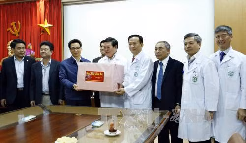 Phó Thủ tướng Vũ Đức Đam chúc Tết y bác sỹ Bệnh viện Bạch Mai ảnh 1