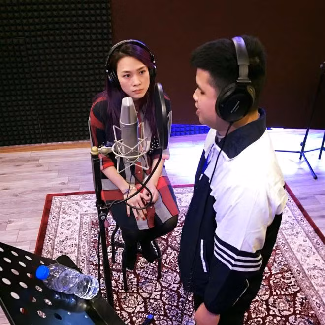 Mỹ Tâm và cậu bé khiếm thị thu album 'Sầu tím thiệp hồng' ảnh 1