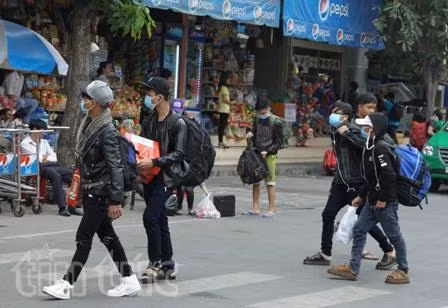 Bến xe đông nghẹt người về quê đón Tết ảnh 3