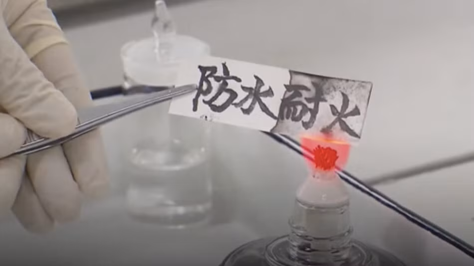 Trung Quốc sáng chế ra giấy chống lửa và nước ảnh 1