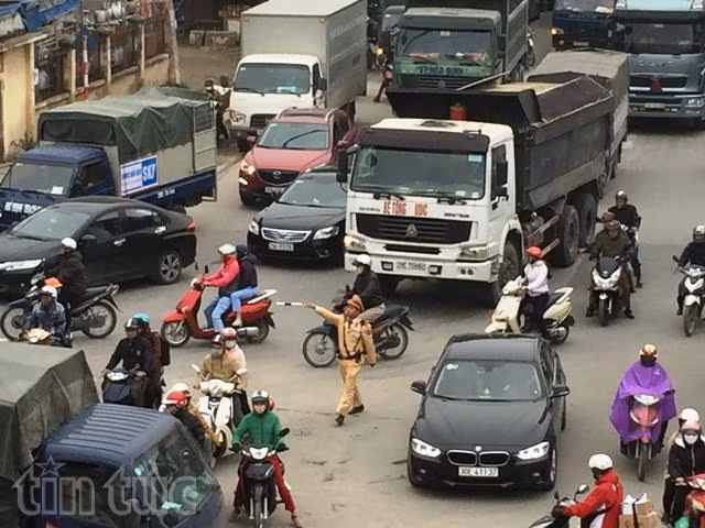 Sát Tết, cảnh sát giao thông bị 'bủa vây' giữa dòng phương tiện đông đúc ảnh 2