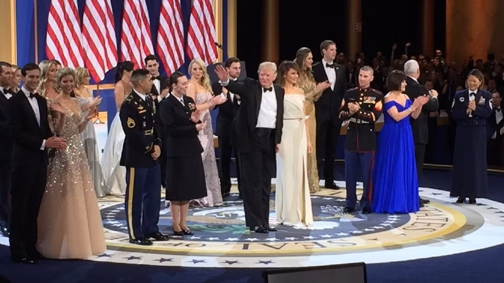 Buổi dạ tiệc nhậm chức hân hoan của ông Trump ảnh 12