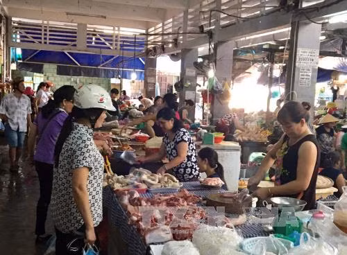Giá lợn hơi giảm mạnh, người tiêu dùng vẫn phải mua thịt giá cao ảnh 1