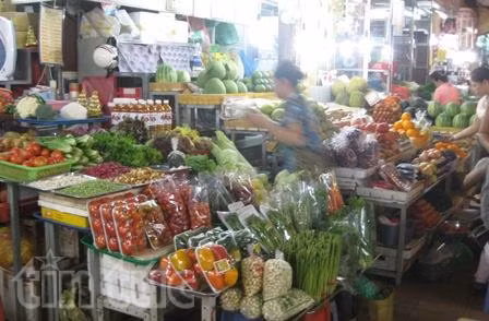 Trái cây, rau củ đua nhau tăng giá ngày 29 Tết ảnh 1