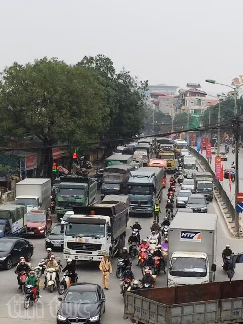 Người dân ùn ùn về quê, nhiều tuyến đường bị ùn tắc ảnh 1