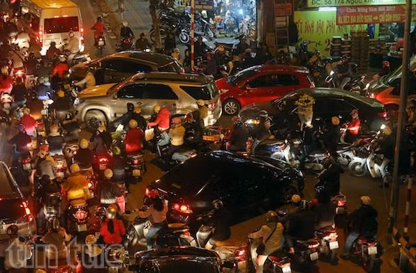 Sát Tết, cảnh sát giao thông bị 'bủa vây' giữa dòng phương tiện đông đúc ảnh 4