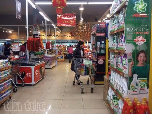 Siêu thị mở cửa đến 12 giờ đêm để đón khách mua sắm ảnh 6