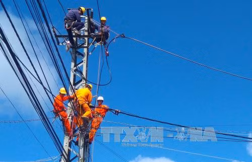  Gần 1.000 hộ vùng xa ở Đắk Lắk có điện lưới quốc gia đón Tết ảnh 1