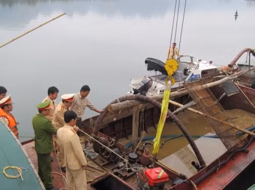 Bắt quả tang vụ khai thác cát trái phép trên tuyến sông Tiền ảnh 1