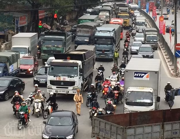 Sát Tết, cảnh sát giao thông bị 'bủa vây' giữa dòng phương tiện đông đúc ảnh 1