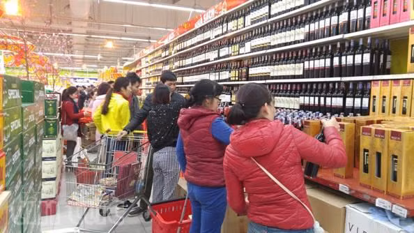 Siêu thị mở cửa đến 12 giờ đêm để đón khách mua sắm ảnh 1