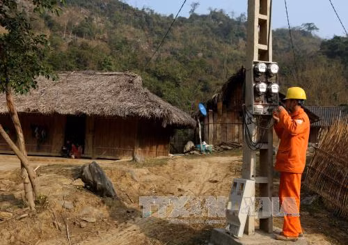 Người Mông bản Tèn đón điện lưới quốc gia đúng dịp Xuân về ảnh 1