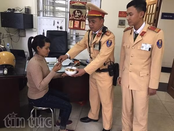 Việc tốt đầu năm, CSGT Hà Nội giúp phụ nữ lang thang 3 ngày đoàn tụ gia đình ảnh 2