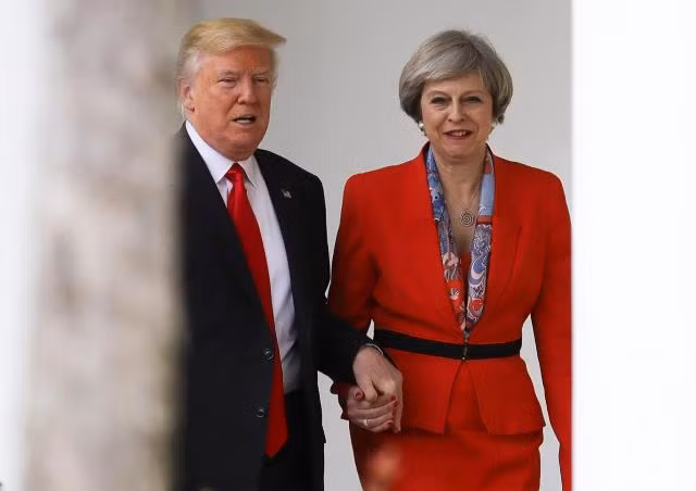 Khoảnh khắc ông Trump nắm tay nữ Thủ tướng Anh ảnh 1