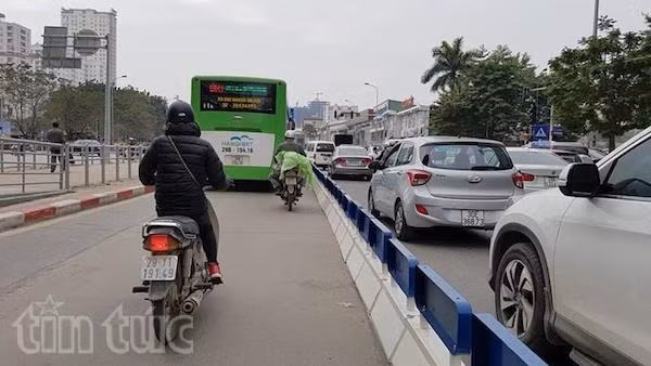 Có dải phân cách cứng vẫn 'vô tư' chiếm làn xe buýt nhanh ảnh 8
