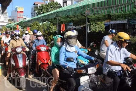 Hoa tươi, cây kiểng đại hạ giá ngày 30 Tết ảnh 1