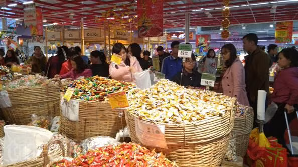 Siêu thị mở cửa đến 12 giờ đêm để đón khách mua sắm ảnh 8
