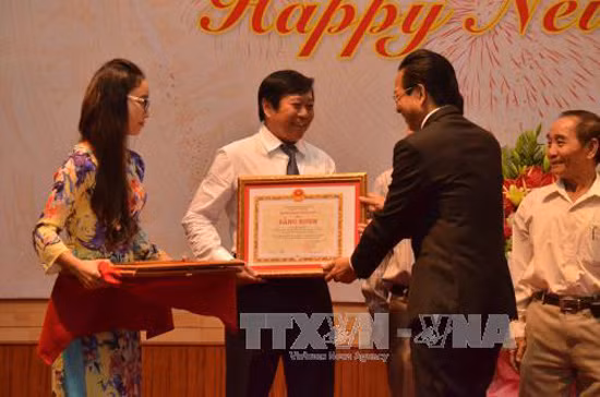 Đại sứ quán Việt Nam tại Campuchia tặng quà Tết các gia đình chính sách ảnh 1