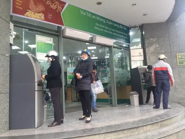 Cận Tết, máy ATM và chuyển tiền online đều bị 'nghẽn' ảnh 2