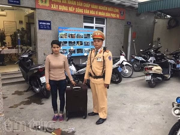 Việc tốt đầu năm, CSGT Hà Nội giúp phụ nữ lang thang 3 ngày đoàn tụ gia đình ảnh 1
