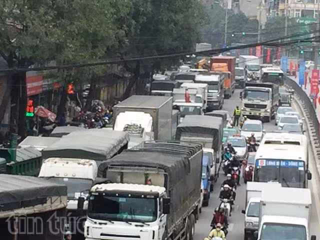 Sát Tết, cảnh sát giao thông bị 'bủa vây' giữa dòng phương tiện đông đúc ảnh 3
