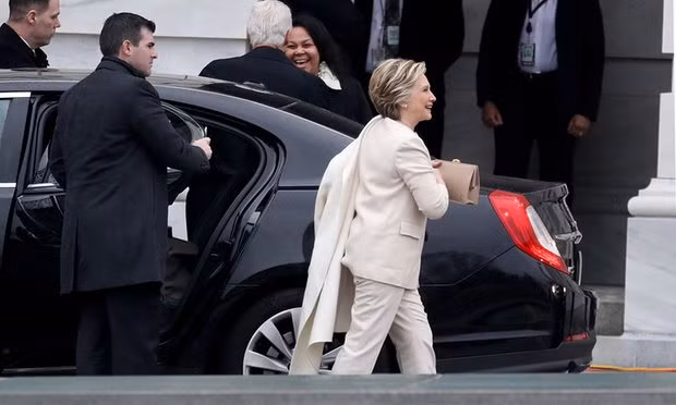 Bà Clinton, ông Bush rạng rỡ xuất hiện tại lễ nhậm chức của ông Trump ảnh 1