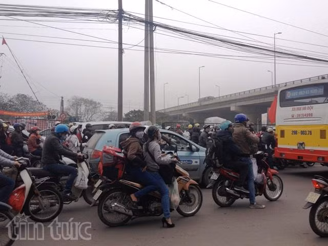 Người dân ùn ùn về quê, nhiều tuyến đường bị ùn tắc ảnh 7