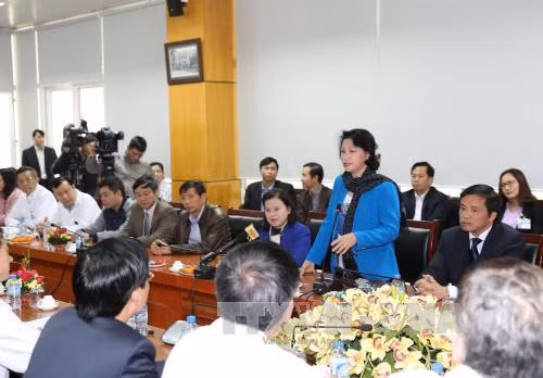 Chủ tịch Quốc hội Nguyễn Thị Kim Ngân thăm, tặng quà bệnh nhân ung thư ảnh 2