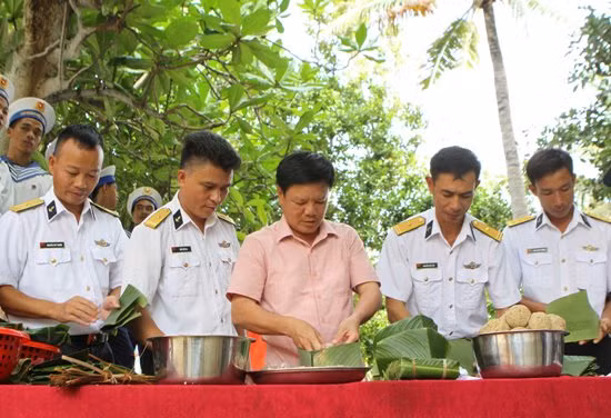 Độc đáo cách gói bánh chưng bằng lá bàng, lá dừa ở Trường Sa ảnh 7