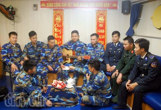 Mùa Xuân và người lính biển ảnh 1